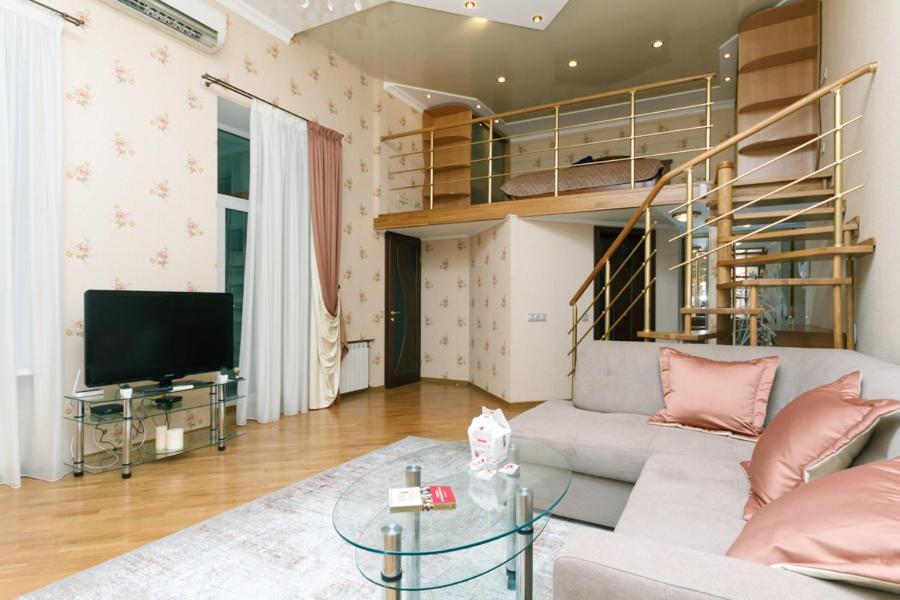 Stylish Two-Level Flat 2 Min From Khreschatyk Kyiv Exterior photo